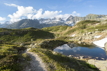 Naklejka na ściany i meble Schweizer Alpen Landschaft beim Sustenpass - Wanderweg durch Hügel und kleine Bergseen in den schweizer Bergenlandschaft