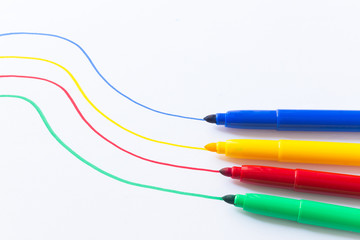 Pennarelli colorati su un tavolo