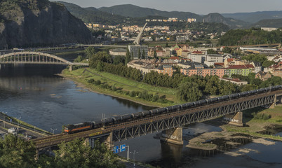 Fototapeta premium Panorama miasta Usti nad Labem z mostami