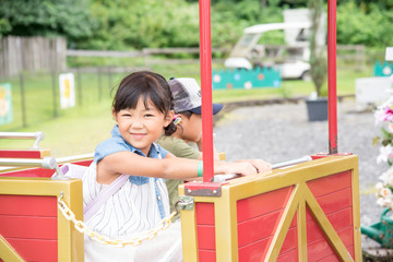 乗り物に乗る子供