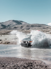 vehículo todoterreno cruzando un arroyo en el altiplano. Chile