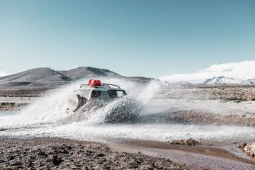 vehículo todoterreno cruzando un arroyo en el altiplano. Chile © alberto