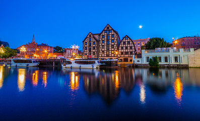 Obraz premium Old Town and granaries by the Brda River at night. Bydgoszcz. Poland