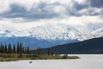 Crédence de cuisine en verre imprimé Denali Kayak in Wonder Lake with Mt. McKinley in the background, Denali National Park Alaska, USA.