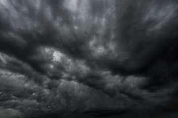Ciel sombre et nuages noirs, nuages d& 39 orage dramatiques avant la pluie
