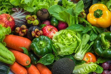 Foto op Plexiglas Groenten Diverse verse groenten en fruit om gezond te eten
