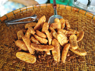  Thai-styled fried banana recipe (kluay khaek or Kluay Tod) are very popular dessert and delicious snack food. Widely available on street food ,food truck, fresh-food market and food court in Thailand