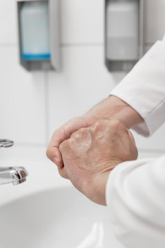 Anleitung, wie desinfiziere ich meine Hände richtig, waschen und desinfektion