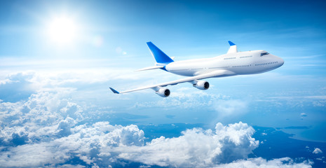 Obraz premium Samolot latający nad chmurami