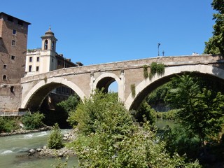 Fototapeta na wymiar Roma - Ponte Fabricio dalla riva del Lungotevere dei Pierleoni