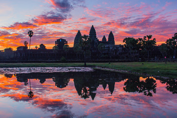 Fototapeta na wymiar The silhouette of Angkor Wat before sunrise