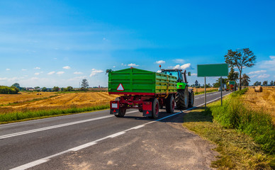 Obraz premium Tractor with a tank for transporting grain