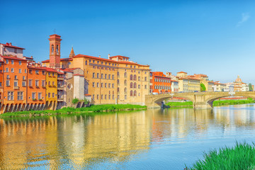 Fototapeta na wymiar Beautiful panoramic view of the Arno River and the town of Renaissance Italy - Florence. Italy.