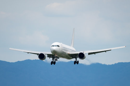 Boeing 767-300 landing