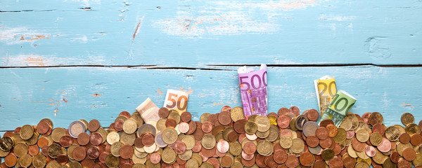 Konzept Geld, Wachstum und Gewnn, Münzen und Banknoten Euro