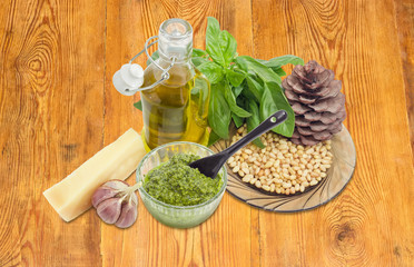 Sauce pesto against of ingredients for its preparation