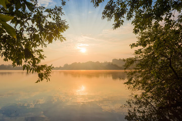 Fototapeta na wymiar Sunrise over the pond