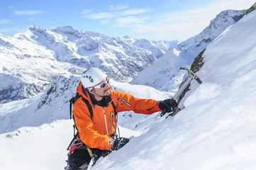 Foto op Aluminium Alpinisme Beklimming in het steile terrein in de winterhoge bergen