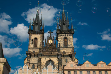 Chiesa di Santa Maria di Tyn a Praga con le bolle di sapone sullo sfondo