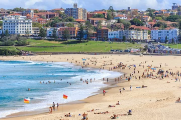 Blick auf Menschen, die sich am Bondi Beach in Sydney, Australien, entspannen © CHATCHAI