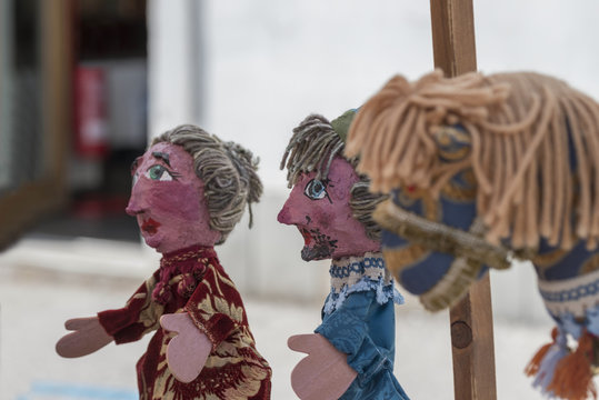 Marionette e burattini con vestiti colorati
