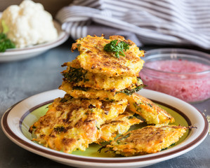 Light cakes of Couscous, cauliflower and spice baked in the oven
