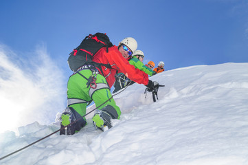 Seilschaft beim Aufstieg im steilen verschneiten Hang
