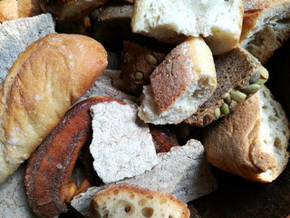 Trockenes altes Brot verschiedener Sorten in der Küche eines alten Bauernhaus im Pfaffenwinkel in...