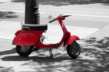 Motorroller am Straßenrand am Kurfürstendamm in Berlin