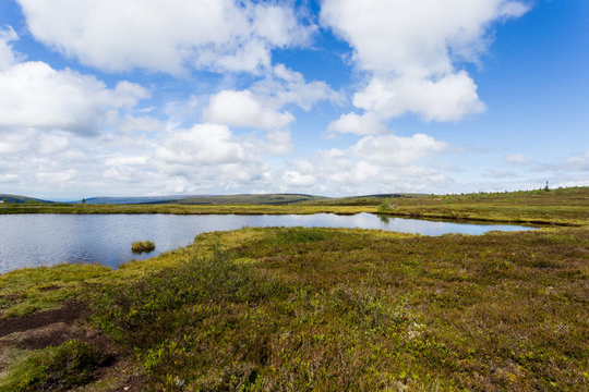 Den svenska fj&auml;llen, fj&auml;ll sj&ouml; med fj&auml;ll utsikt