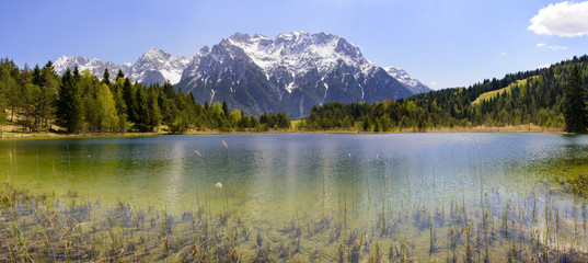 Panorama Landschaft in Bayern mit Karwendelgebirge und Spiegelung im See