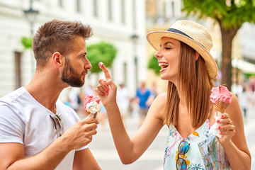 Obraz premium Young tourist couple with ice-cream
