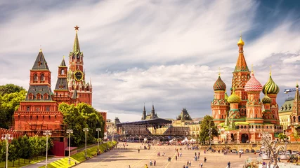Foto op Plexiglas Rode plein in Moskou, Rusland. Beroemde Kremlin en de Sint-Basiliuskathedraal onder bewolkte hemel. © scaliger