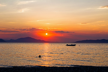 Naklejka premium Scenic view of beautiful sunset in the evening time over the sea