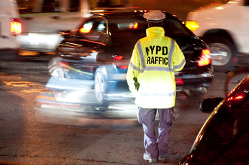 Verkehrspolizist in New York City bei Nacht