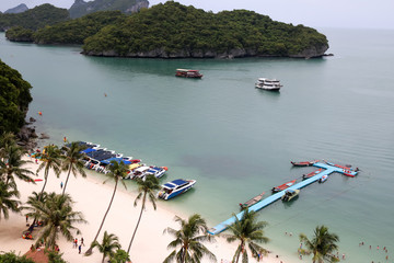 Obraz premium Speed boat by the beach with tourists are doing activities