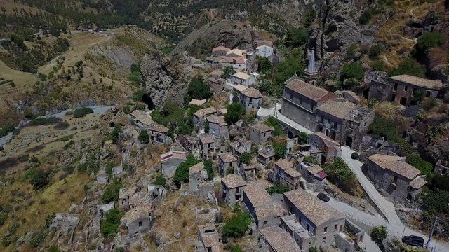 Vista aerea del Paese di Pentedattilo, chiesa e rovine del paese abbandonato, colonia greca sul Monte Calvario, la cui forma ricorda le cinque dita, il nome del Paese deriva dal greco 