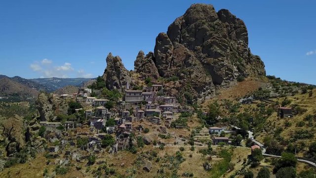 Vista aerea del Paese di Pentedattilo, chiesa e rovine del paese abbandonato, colonia greca sul Monte Calvario, la cui forma ricorda le cinque dita, il nome del Paese deriva dal greco 