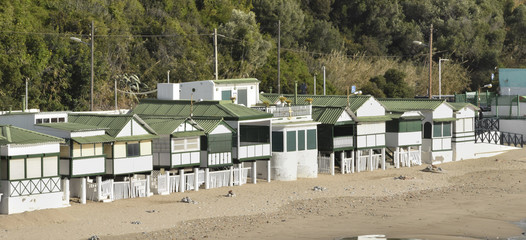 Casas de pescadores en la playa.
Casas edificadas en alto para evitar las inundaciones del mar.
