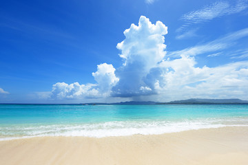 美しい沖縄のビーチと夏空