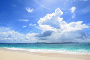 Obraz premium Piękne morze i orzeźwiające niebo Okinawy