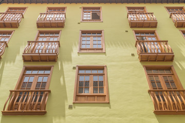 Fototapeta na wymiar Fenster und Balkone eines Hauses 