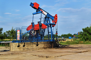 Fototapeta na wymiar Rod crude oil pump in action