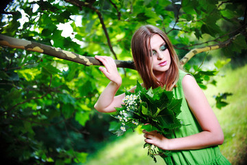 Красивая девушка с букетом. Зеленый макияж