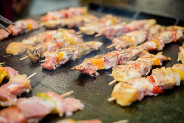 Salamelle alla piastra che cuociono