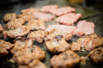 Salamelle alla piastra che cuociono