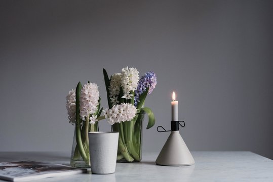 Stillleben im Frühling mit Hyazinthen und Kerze Keramik auf Marmortisch