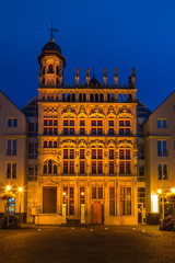 Fototapeta na wymiar Historisches Rathaus am Weseler Großen Markt in der Nacht