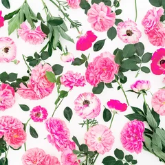 Plexiglas foto achterwand Pink rose flowers and pink petals isolated on white background. Flat lay, top view. Floral pattern © artifirsov
