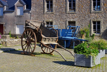 das mittelalterliche Dorf Locronan in der Bretagne alte Wagen, Frankreich - medieval village of Locronan and old wains , Brittany